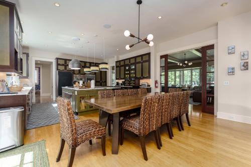 Private Pool & Lake MI access hot tub putting green basketball court and more! - image 13