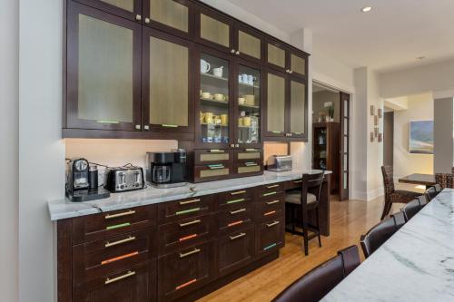 Private Pool & Lake MI access hot tub putting green basketball court and more! - image 10