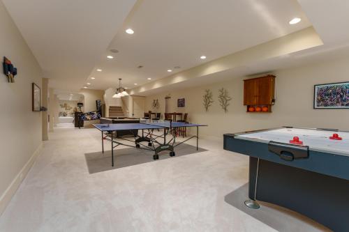 Private Pool & Lake MI access hot tub putting green basketball court and more! - image 12
