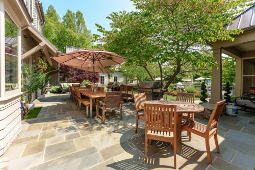 Private Pool & Lake MI access hot tub putting green basketball court and more! - image 11