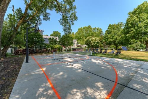 Private Pool & Lake MI access hot tub putting green basketball court and more! - image 6