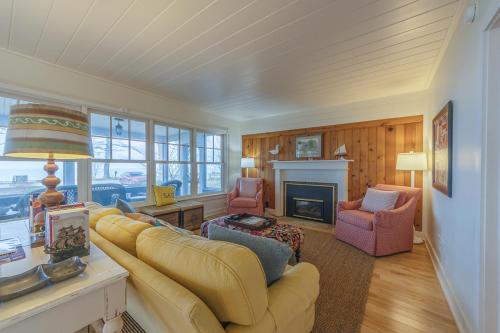 Stunning Views of Lake Michigan - Beautiful Home - image 12