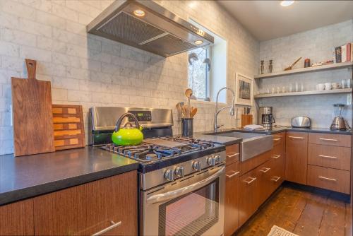 Roan & Black - Dog Friendly - Above one of the best contemporary galleries in West Michigan