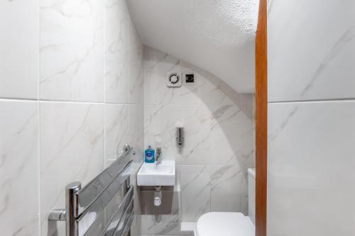 Barnet Serviced Accommodation - Elegant 5-Bedroom Home, Just a 7-Minute Stroll from High Barnet Station - Book Your Stay Today!" 5