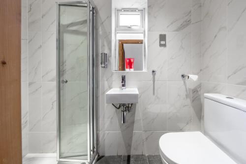 Barnet Serviced Accommodation - Elegant 5-Bedroom Home, Just a 7-Minute Stroll from High Barnet Station - Book Your Stay Today!" 4