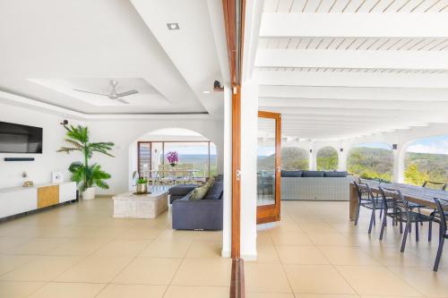 Dotări, Exclusive 10-Guest Seaview Villa in Gated Community with Pool & Private Beach Access in Willibrordus
