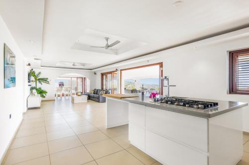 bucătărie, Exclusive 10-Guest Seaview Villa in Gated Community with Pool & Private Beach Access in Willibrordus