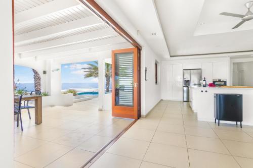 Mediu înconjurător, Exclusive 10-Guest Seaview Villa in Gated Community with Pool & Private Beach Access in Willibrordus