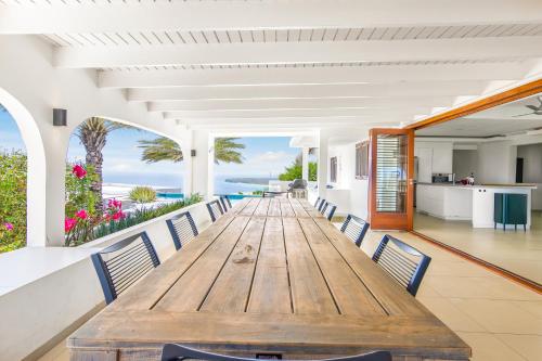 Dotări, Exclusive 10-Guest Seaview Villa in Gated Community with Pool & Private Beach Access in Willibrordus