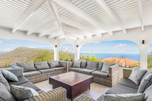 Mediu înconjurător, Exclusive 10-Guest Seaview Villa in Gated Community with Pool & Private Beach Access in Willibrordus