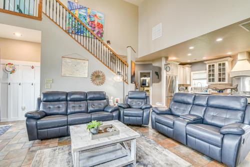 Lovely Freeport Family Home - Steps from the Shore - image 10
