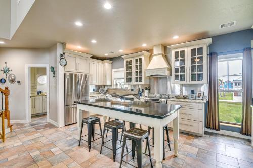 Steps from Gulf: Freeport Home w/ Water Views in San Luis Island (TX)