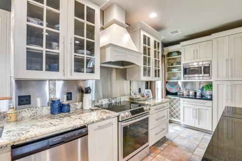 Steps from Gulf: Freeport Home w/ Water Views in San Luis Island (TX)