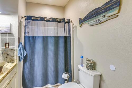 Lovely Freeport Family Home - Steps from the Shore - image 10
