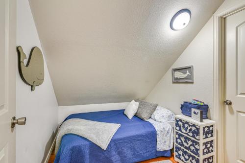 Lovely Freeport Family Home - Steps from the Shore - image 13