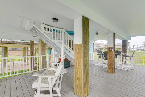 Steps from Gulf: Freeport Home w/ Water Views in San Luis Island (TX)