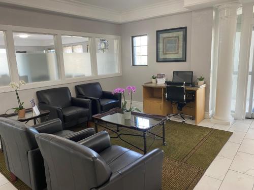 大堂, 阿靈頓海茨戴斯套房酒店 (Days Inn & Suites by Wyndham Arlington Heights) in 阿靈頓海茨