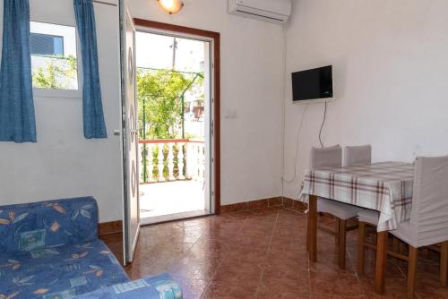 One-Bedroom Apartment with Terrace and Sea View image 4