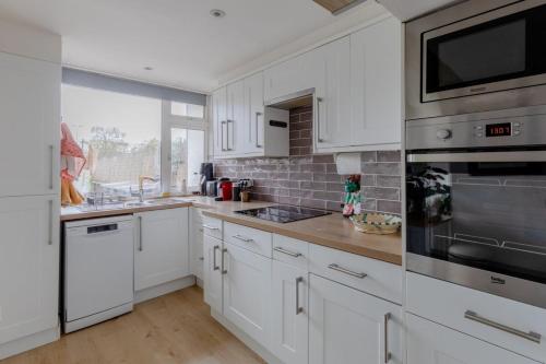 Scandi-Style 2BD Maisonette wGarden Brick Lane! - image 11