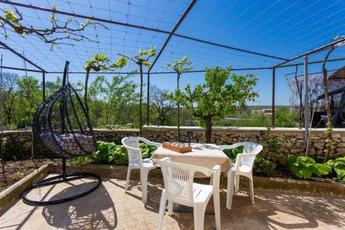 Family friendly house with a swimming pool Vinez, Labin - 22240 in วิเนซ