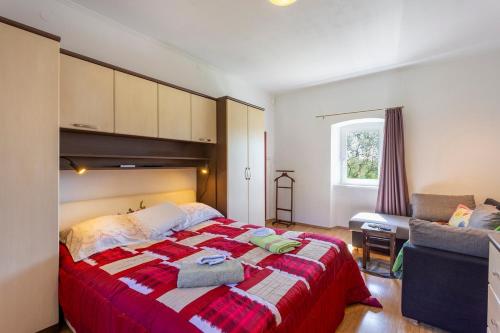 Family friendly house with a swimming pool Vinez, Labin - 22240 in วิเนซ