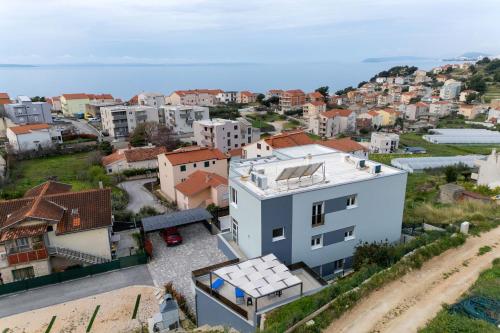 Apartments with a swimming pool Podstrana, Split - 23018