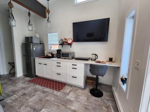 Tiny House with HOT TUB, close to golf and skiing!! in Oyster Bay, Canada