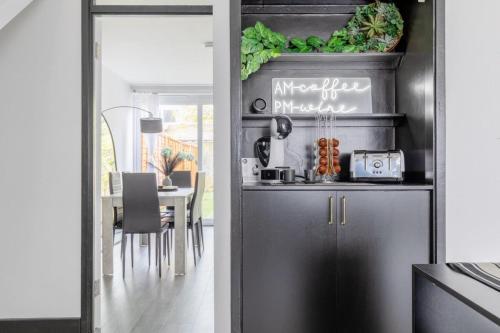 Newly Renovated 3BD Home Islington! - image 10