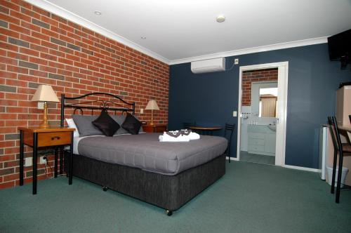 Poachers Paradise Ideally located in the prime touristic area of Rutherglen, Poachers Paradise Motel promises a relaxing and wonderful visit. Both business travelers and tourists can enjoy the hotels facilities and se