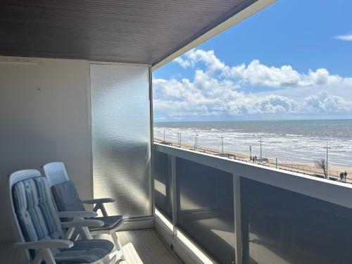 Appartement bord de mer avec balcon et parking - FR-1-652-28