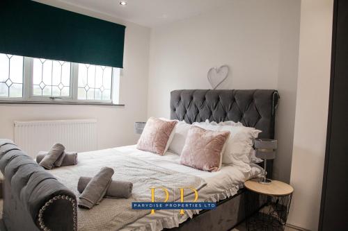 The Knutton House - By Parydise Properties - Perfect for Leisure or Business Stays- Sleeps up to 7 - Stoke on Trent