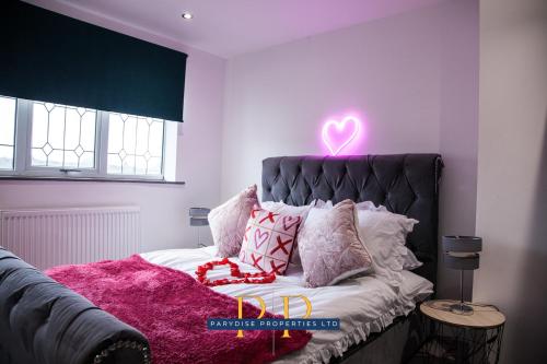 The Knutton House - By Parydise Properties - Perfect for Leisure or Business Stays- Sleeps up to 7 - Stoke on Trent