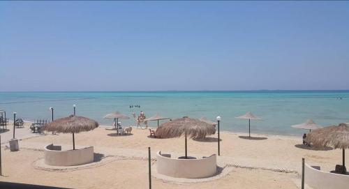 شاليه سياحي مكيف صف أول علي البحر مباشره ومكيف وبحديقه خاصه (شاليه سياحي مكيف صف أول علي البحر مباشره ومكيف وبحديقه خاصه) in Ras Sedr