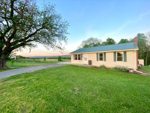 Steps to Winery & Battlefield-Pvt Acre w/ Hot Tub!