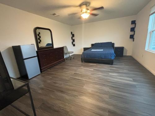 Huge Master Suite Attached Bath, Fridge, TV 20 Mins To Tesla in Manor, USA