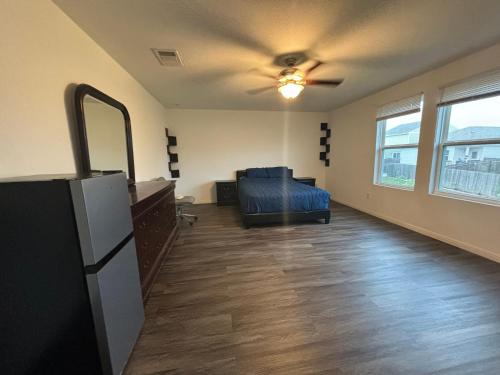 Huge Master Suite Attached Bath, Fridge, TV 20 Mins To Tesla in Manor, USA