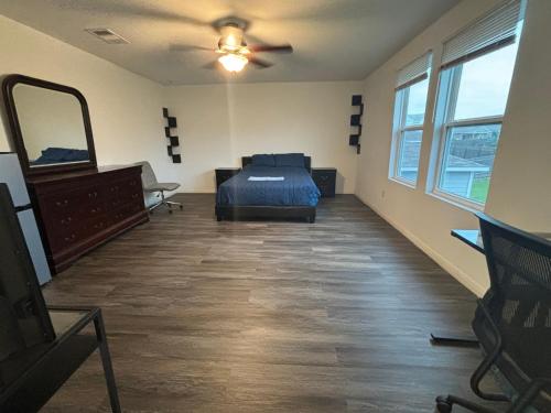 Huge Master Suite Attached Bath, Fridge, TV 20 Mins To Tesla