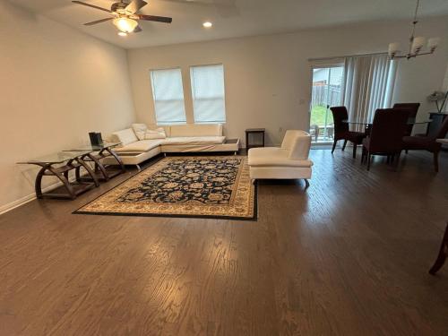 Huge Master Suite Attached Bath, Fridge, TV 20 Mins To Tesla in Manor, USA