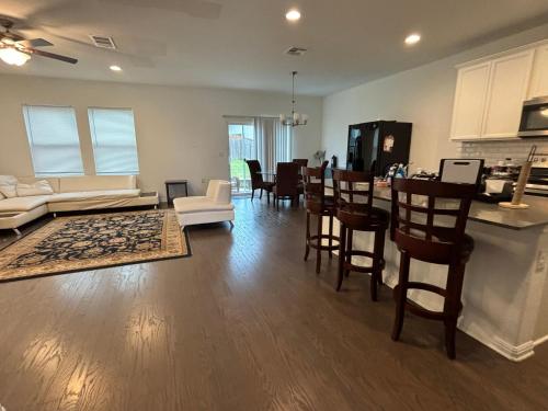 Huge Master Suite Attached Bath, Fridge, TV 20 Mins To Tesla in Manor, USA