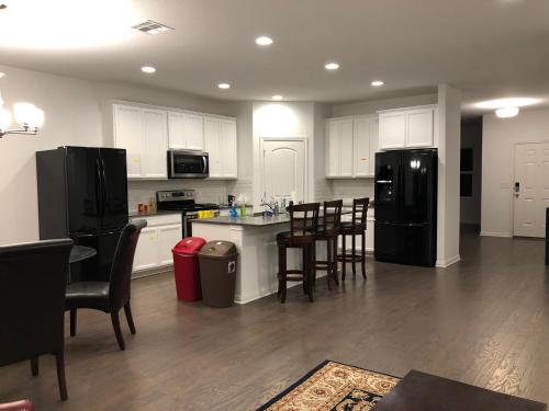 Huge Master Suite Attached Bath, Fridge, TV 20 Mins To Tesla in Manor, USA