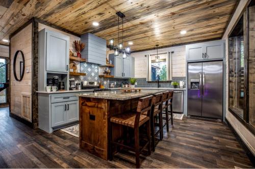 Unwind in Luxury - 12 Guest Escape Near Broken Bow Lake in Broken Bow, USA