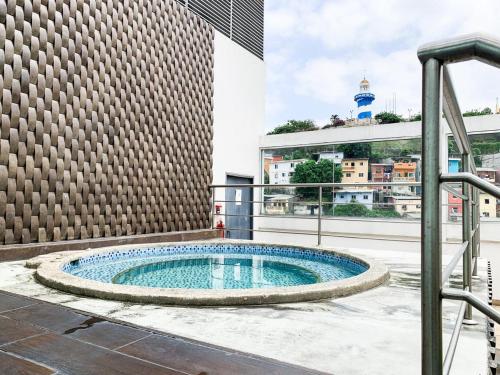 Lujoso Depa con piscina - jacuzzi y vista al rio desde la habitación