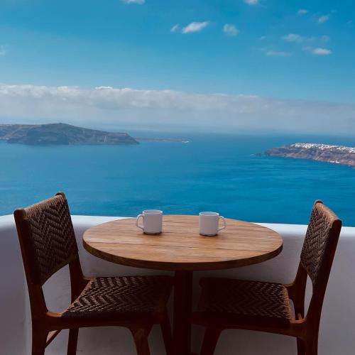 Esmi Suites Santorini