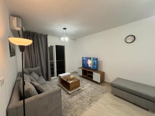 Luxury Inn: 2BR Prime location in Madinaty B12 - image 10