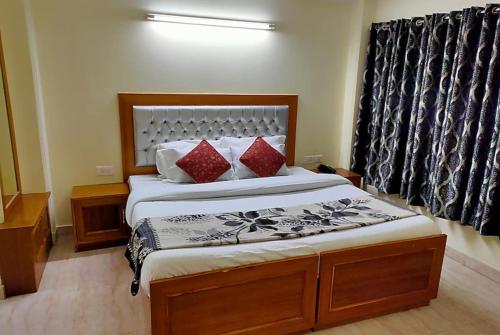 Goroomgo Kalra Regency - Best Hotel Near Mall Road with Parking Facilities - Luxury Room Mountain View