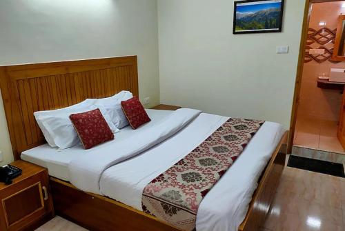 Goroomgo Kalra Regency - Best Hotel Near Mall Road with Parking Facilities - Luxury Room Mountain View