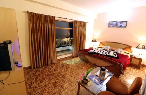 Goroomgo Kalra Regency - Best Hotel Near Mall Road with Parking Facilities - Luxury Room Mountain View