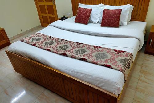 Goroomgo Kalra Regency - Best Hotel Near Mall Road with Parking Facilities - Luxury Room Mountain View