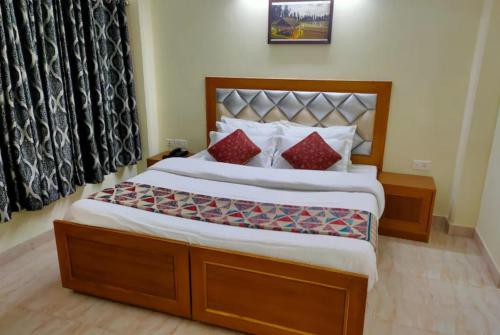 Goroomgo Kalra Regency - Best Hotel Near Mall Road with Parking Facilities - Luxury Room Mountain View