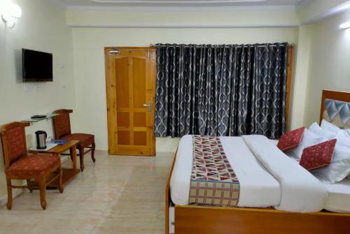 Goroomgo Kalra Regency - Best Hotel Near Mall Road with Parking Facilities - Luxury Room Mountain View